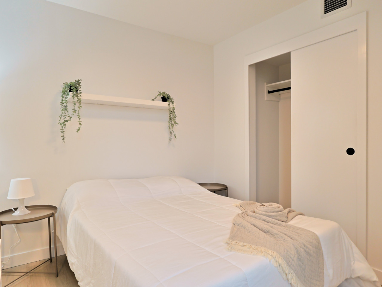 Master Bedroom - Stunning Bright Apt. w/ Amazing View 5 minutes walk to Pigeon Park Apartment - Gallery - 12
