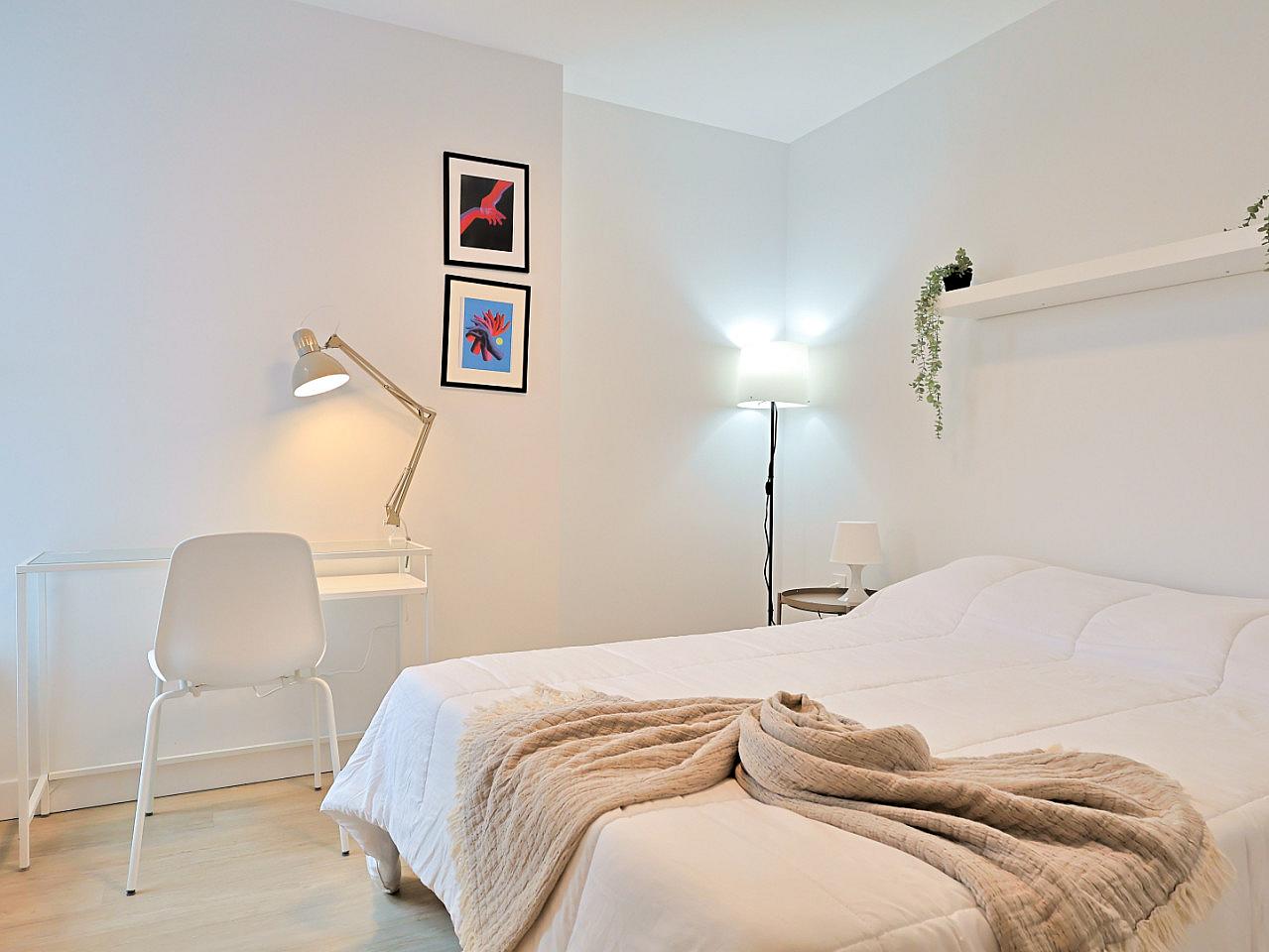 Master Bedroom - Stunning Bright Apt. w/ Amazing View 5 minutes walk to Pigeon Park Apartment - Gallery - 10