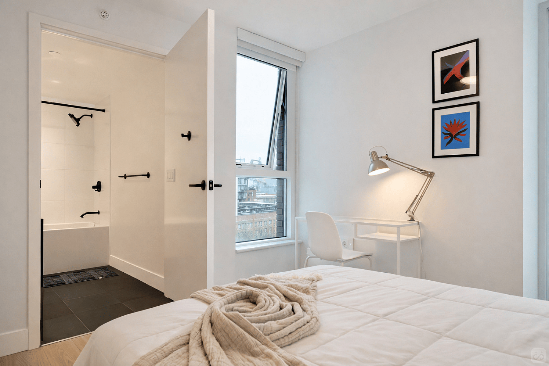 Master Bedroom - Stunning Bright Apt. w/ Amazing View 5 minutes walk to Pigeon Park Apartment - Gallery - 19