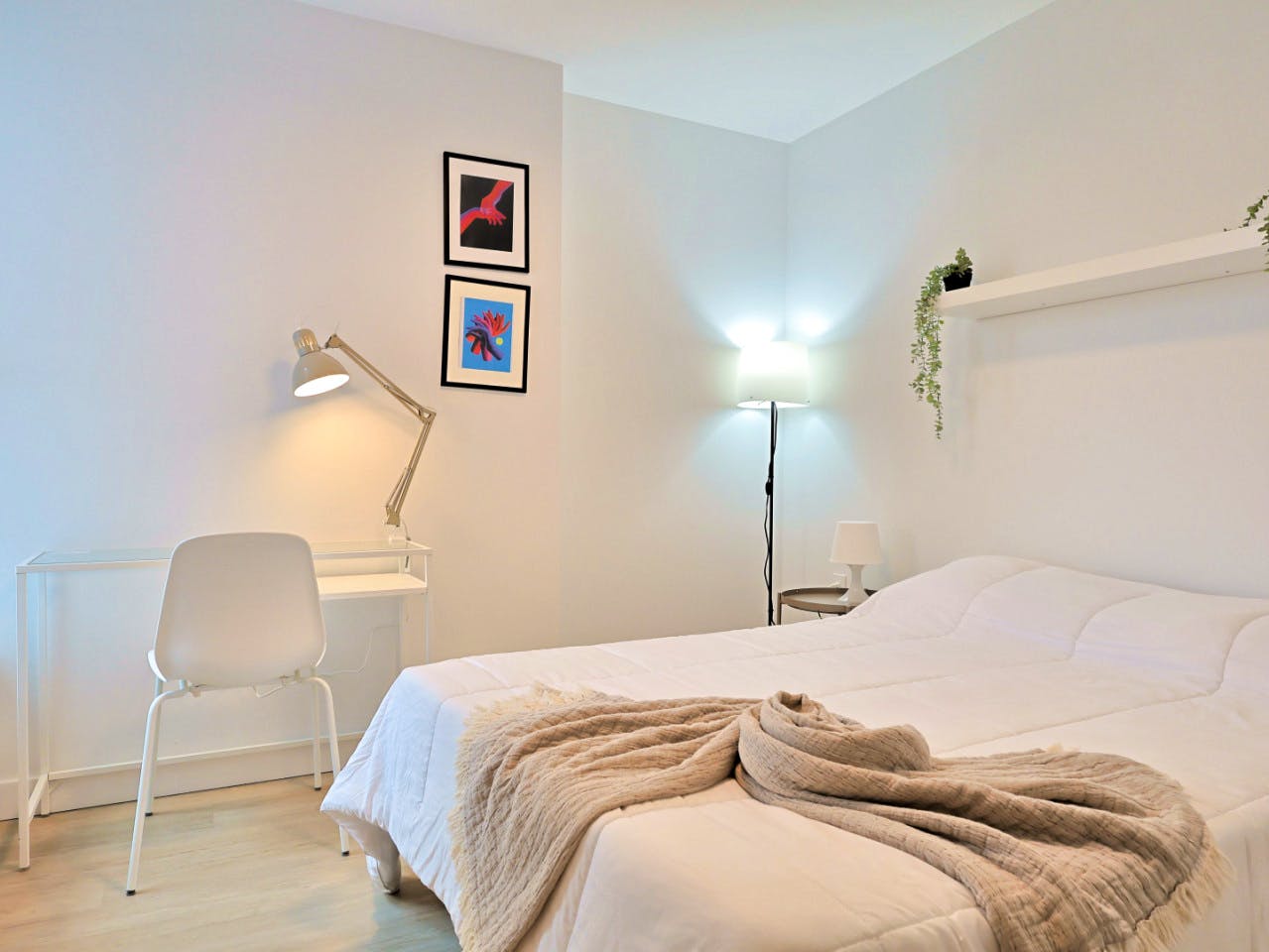 Master Bedroom - Stunning Bright Apt. w/ Amazing View 5 minutes walk to Pigeon Park Apartment - Gallery - 23