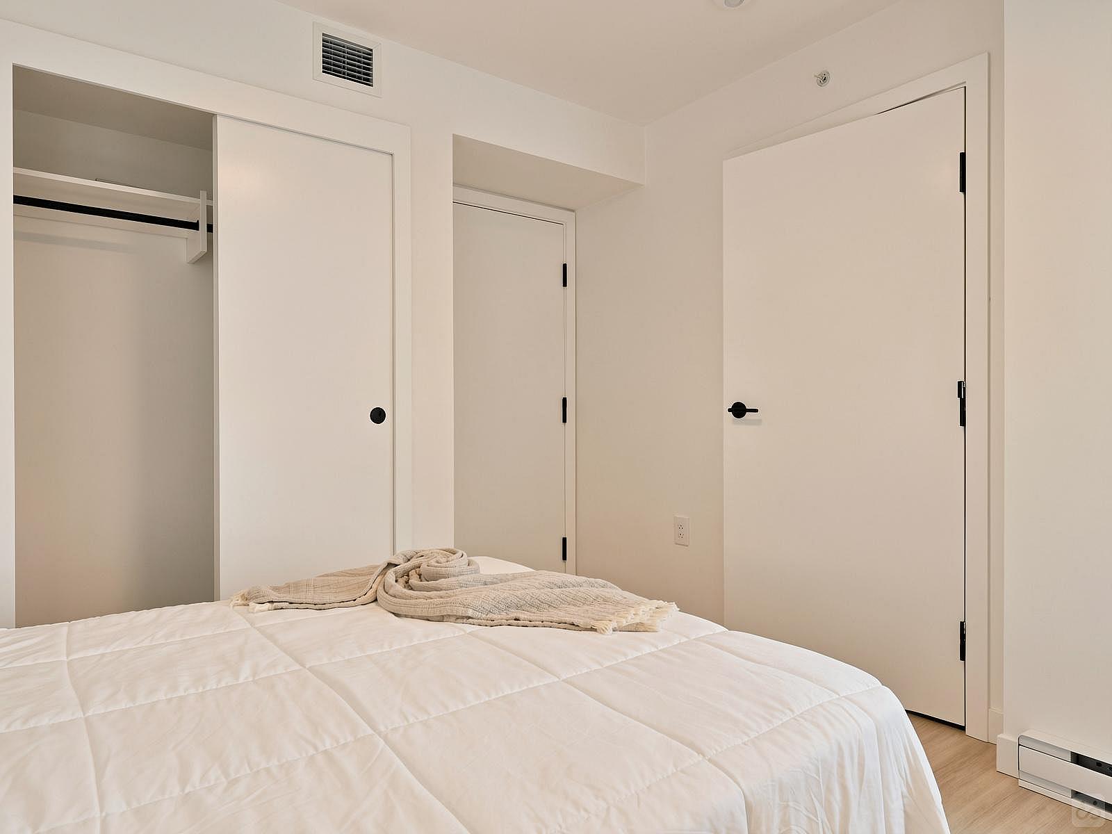 Master Bedroom - Stunning Bright Apt. w/ Amazing View 5 minutes walk to Pigeon Park Apartment - Gallery - 22
