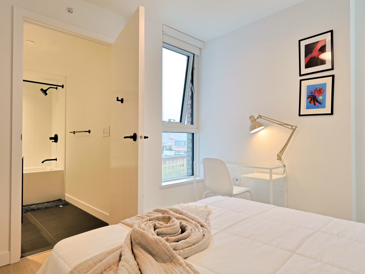 Master Bedroom - Stunning Bright Apt. w/ Amazing View 5 minutes walk to Pigeon Park Apartment - Gallery - 11