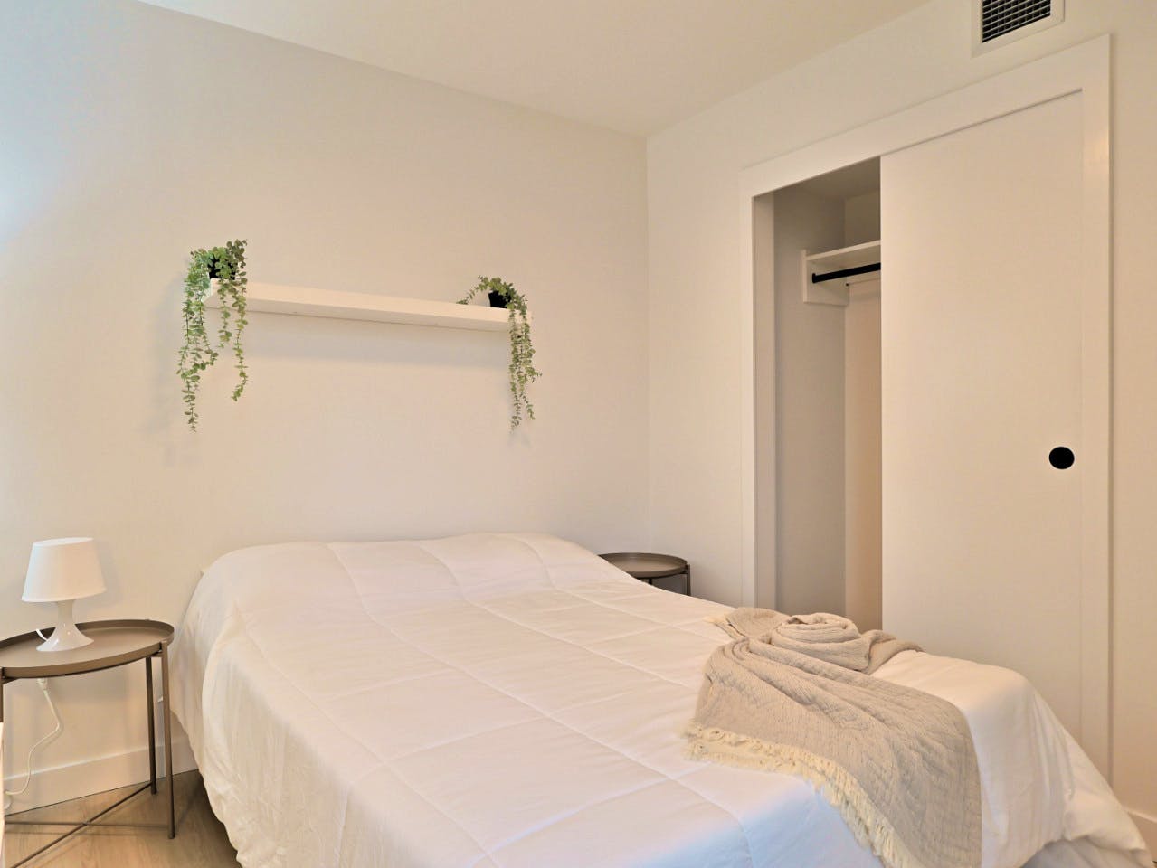 Master Bedroom - Stunning Bright Apt. w/ Amazing View 5 minutes walk to Pigeon Park Apartment - Gallery - 18