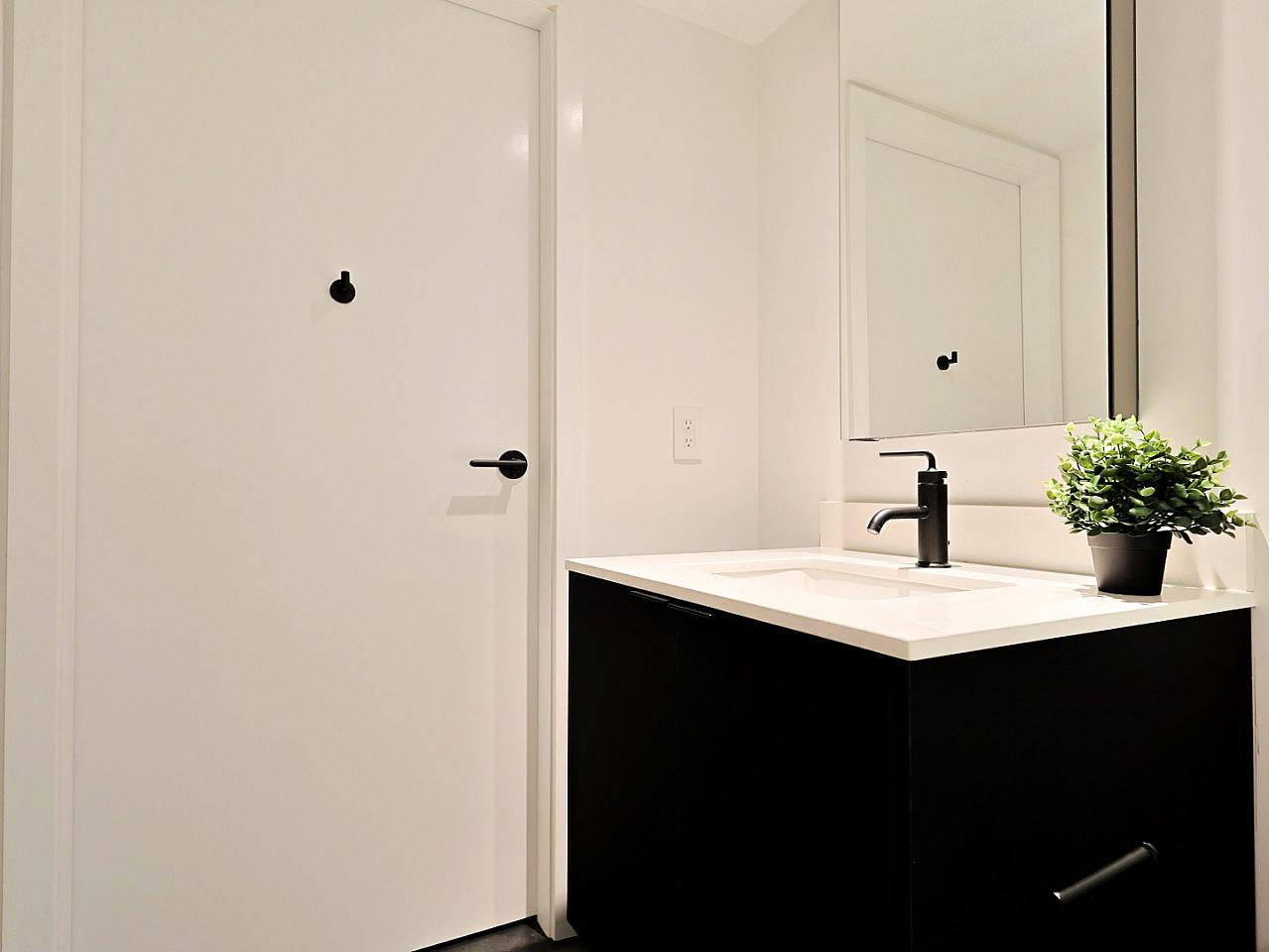 Master Bedroom - Stunning Bright Apt. w/ Amazing View 5 minutes walk to Pigeon Park Apartment - Gallery - 27