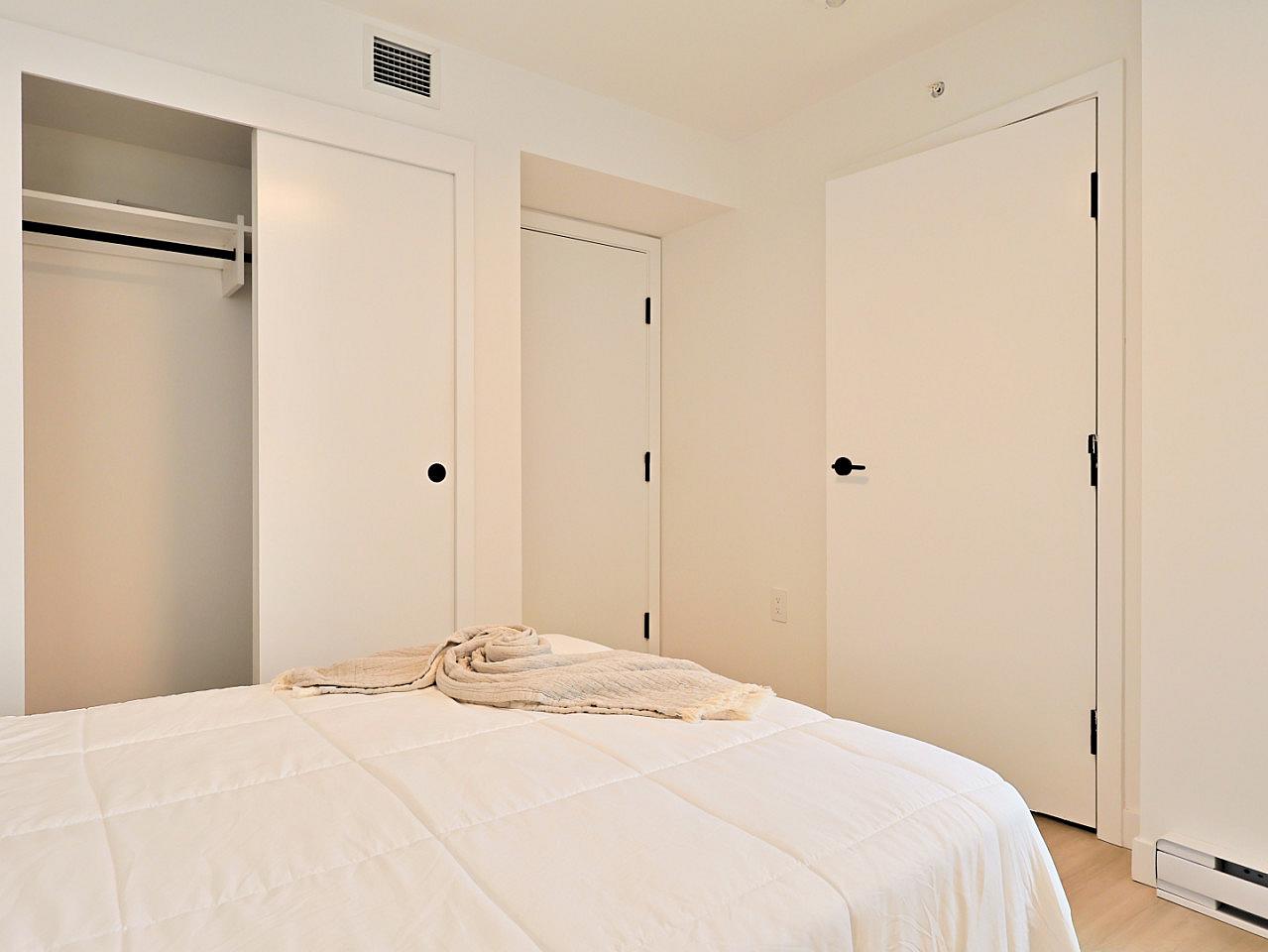 Master Bedroom - Stunning Bright Apt. w/ Amazing View 5 minutes walk to Pigeon Park Apartment - Gallery - 28