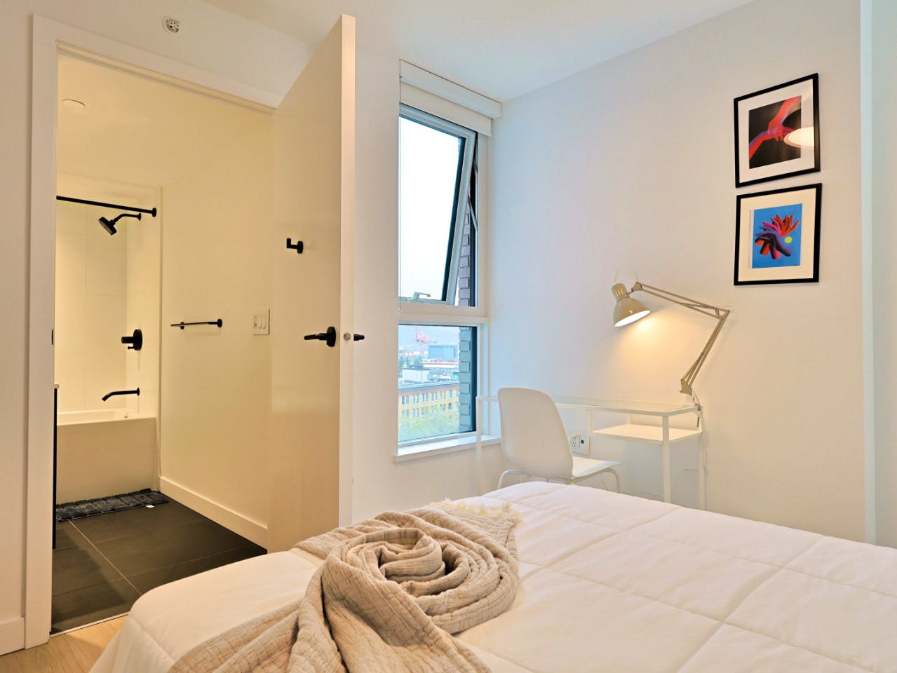 Master Bedroom - Stunning Bright Apt. w/ Amazing View 5 minutes walk to Pigeon Park - Gallery - 17
