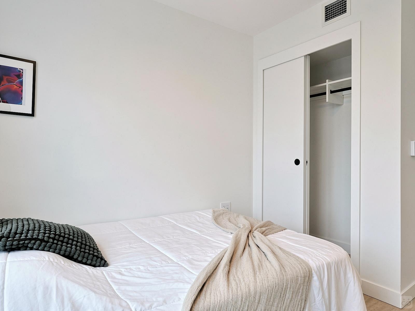 Standard Room - Stunning Bright Apt. w/ Amazing View 5 minutes walk to Pigeon Park - Gallery - 3