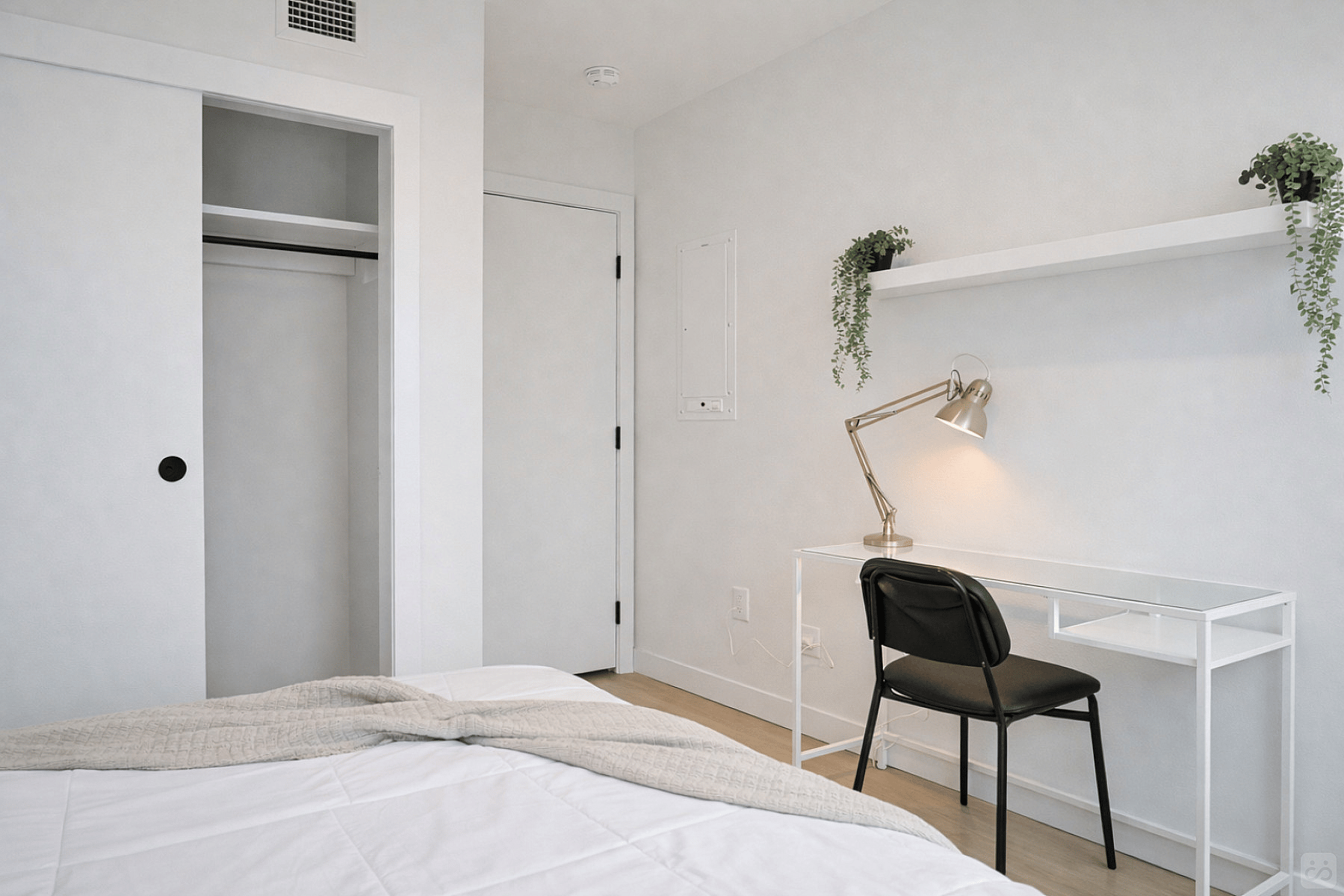 Standard Room - Stunning Bright Apt. w/ Amazing View 5 minutes walk to Pigeon Park Apartment - Gallery - 2