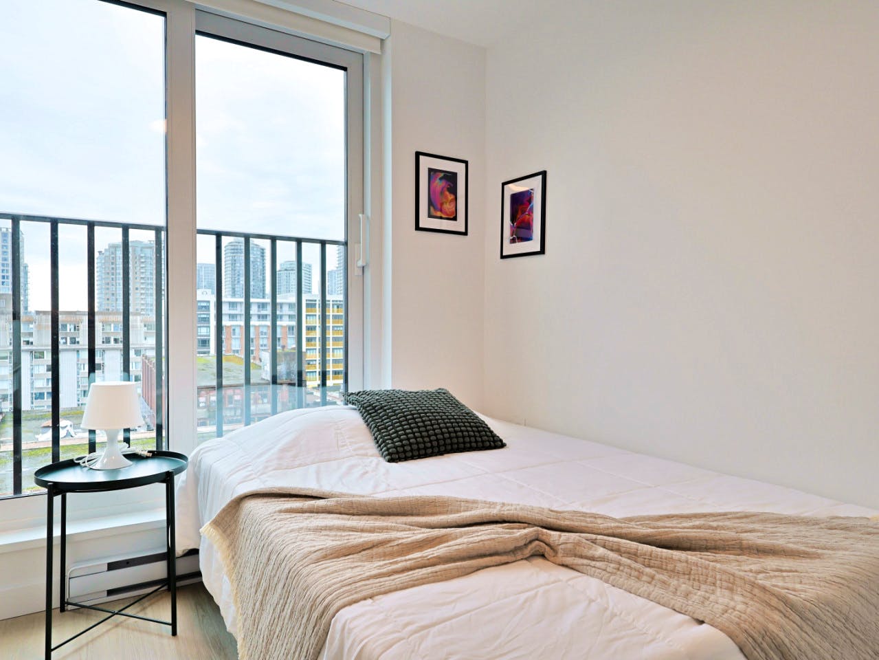 Standard Room - Stunning Bright Apt. w/ Amazing View 5 minutes walk to Pigeon Park - Gallery - 20