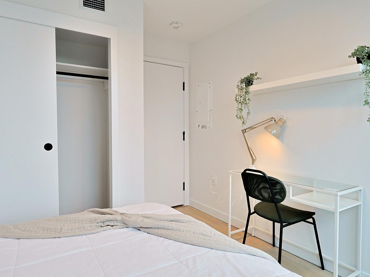 Standard Room - Stunning Bright Apt. w/ Amazing View 5 minutes walk to Pigeon Park Apartment - Gallery - 9