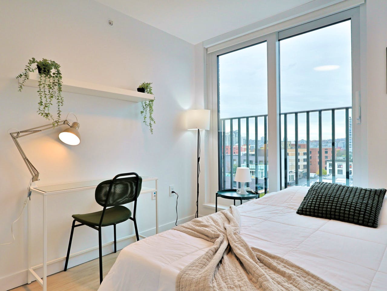 Standard Room - Stunning Bright Apt. w/ Amazing View 5 minutes walk to Pigeon Park Apartment - Gallery - 19