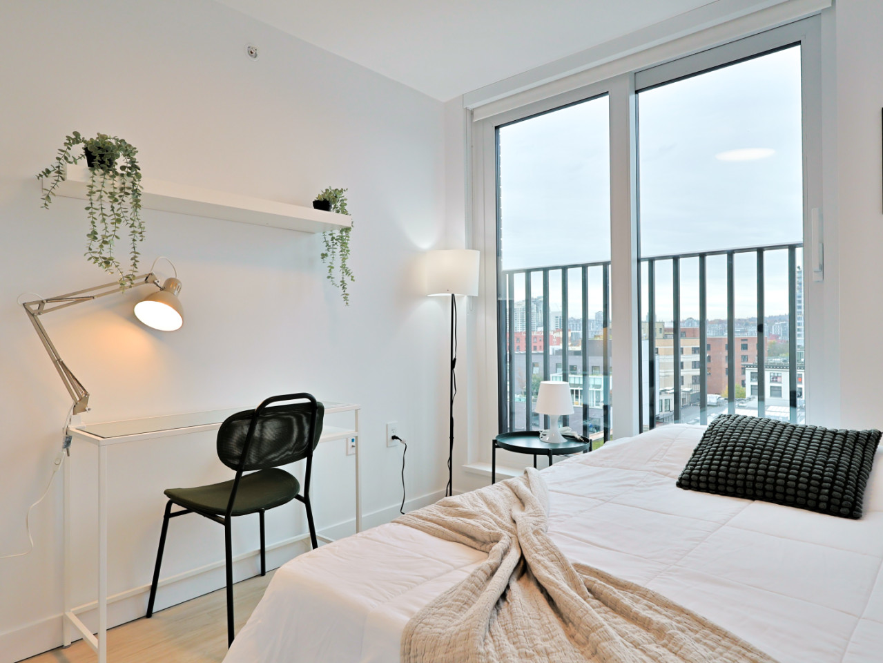 Standard Room - Stunning Bright Apt. w/ Amazing View 5 minutes walk to Pigeon Park Apartment - Gallery - 15