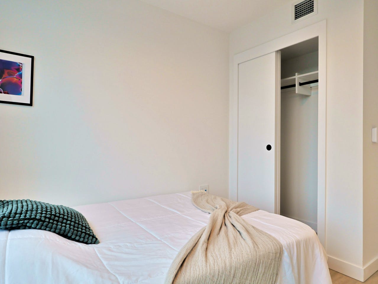 Standard Room - Stunning Bright Apt. w/ Amazing View 5 minutes walk to Pigeon Park - Gallery - 18