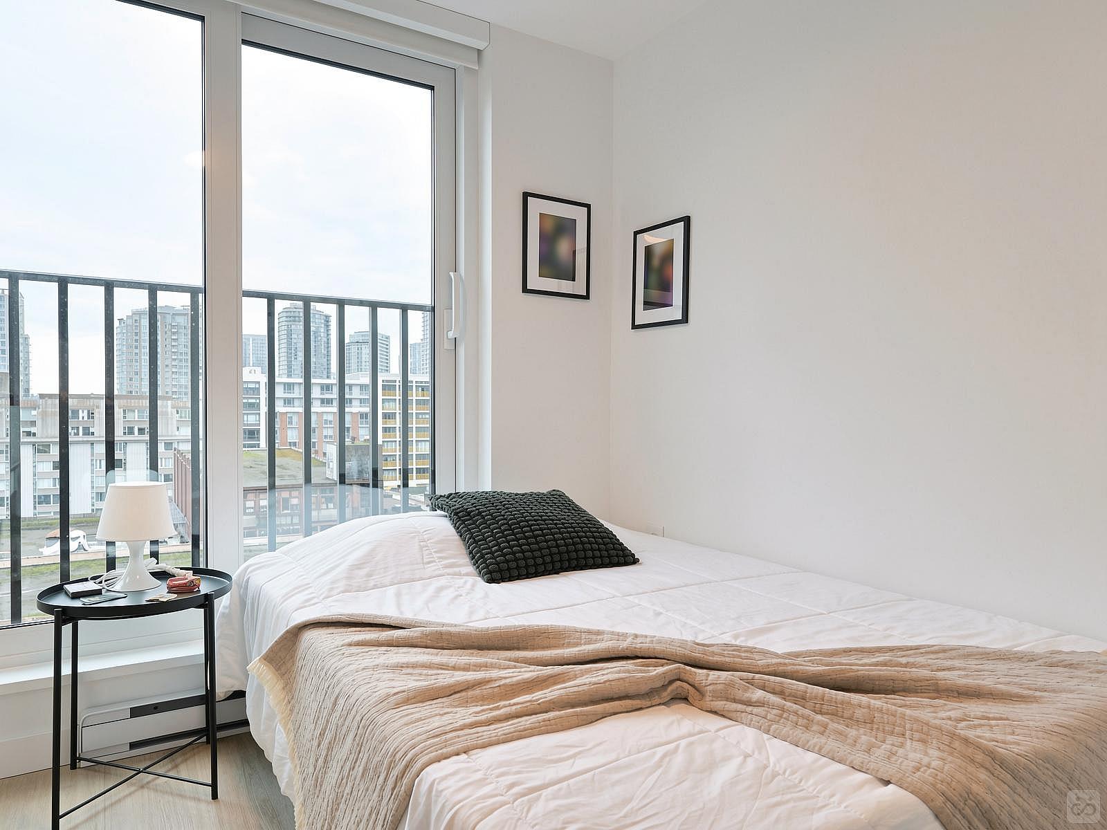 Standard Room - Stunning Bright Apt. w/ Amazing View 5 minutes walk to Pigeon Park Apartment - Gallery - 5