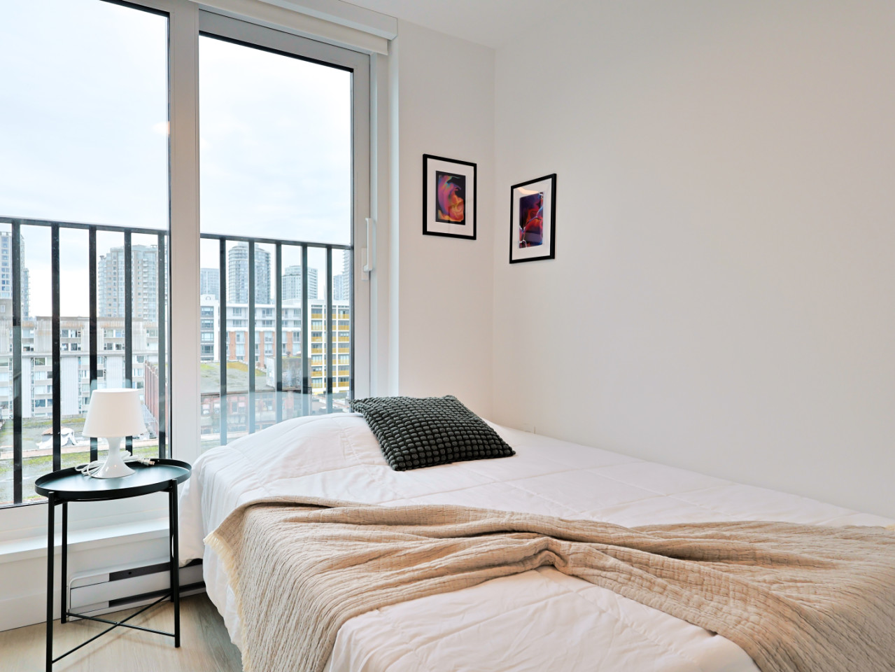 Standard Room - Stunning Bright Apt. w/ Amazing View 5 minutes walk to Pigeon Park - Gallery - 16