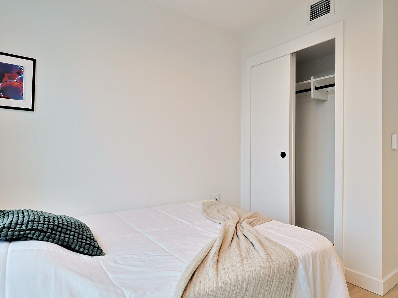 Standard Room - Stunning Bright Apt. w/ Amazing View 5 minutes walk to Pigeon Park - Gallery - 1