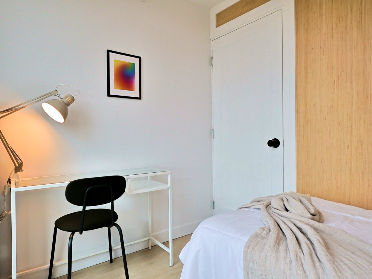 Flex Room - Stunning Bright Apt. w/ Amazing View 5 minutes walk to Pigeon Park Apartment - Gallery - 3