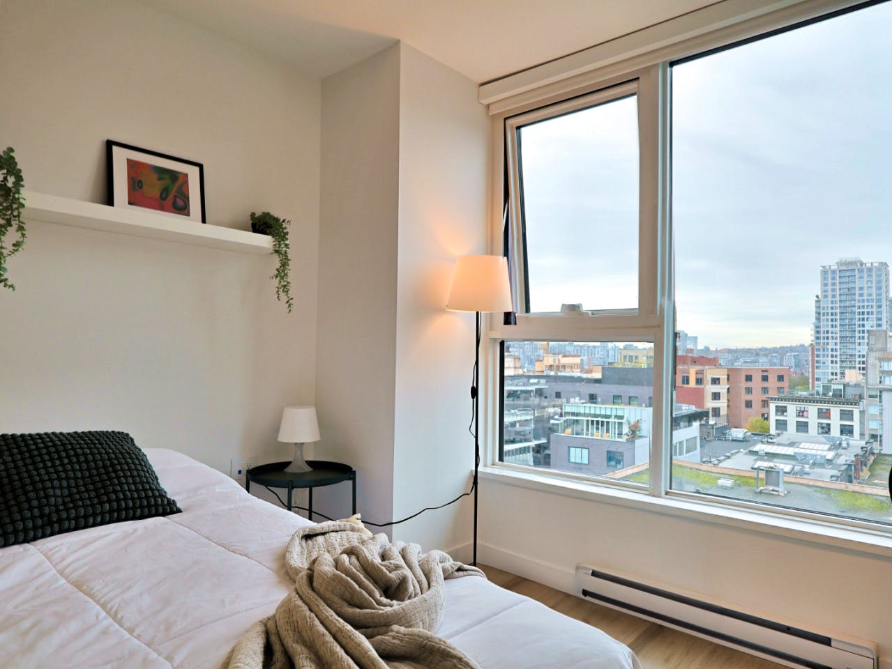 Flex Room - Stunning Bright Apt. w/ Amazing View 5 minutes walk to Pigeon Park Apartment - Gallery - 1
