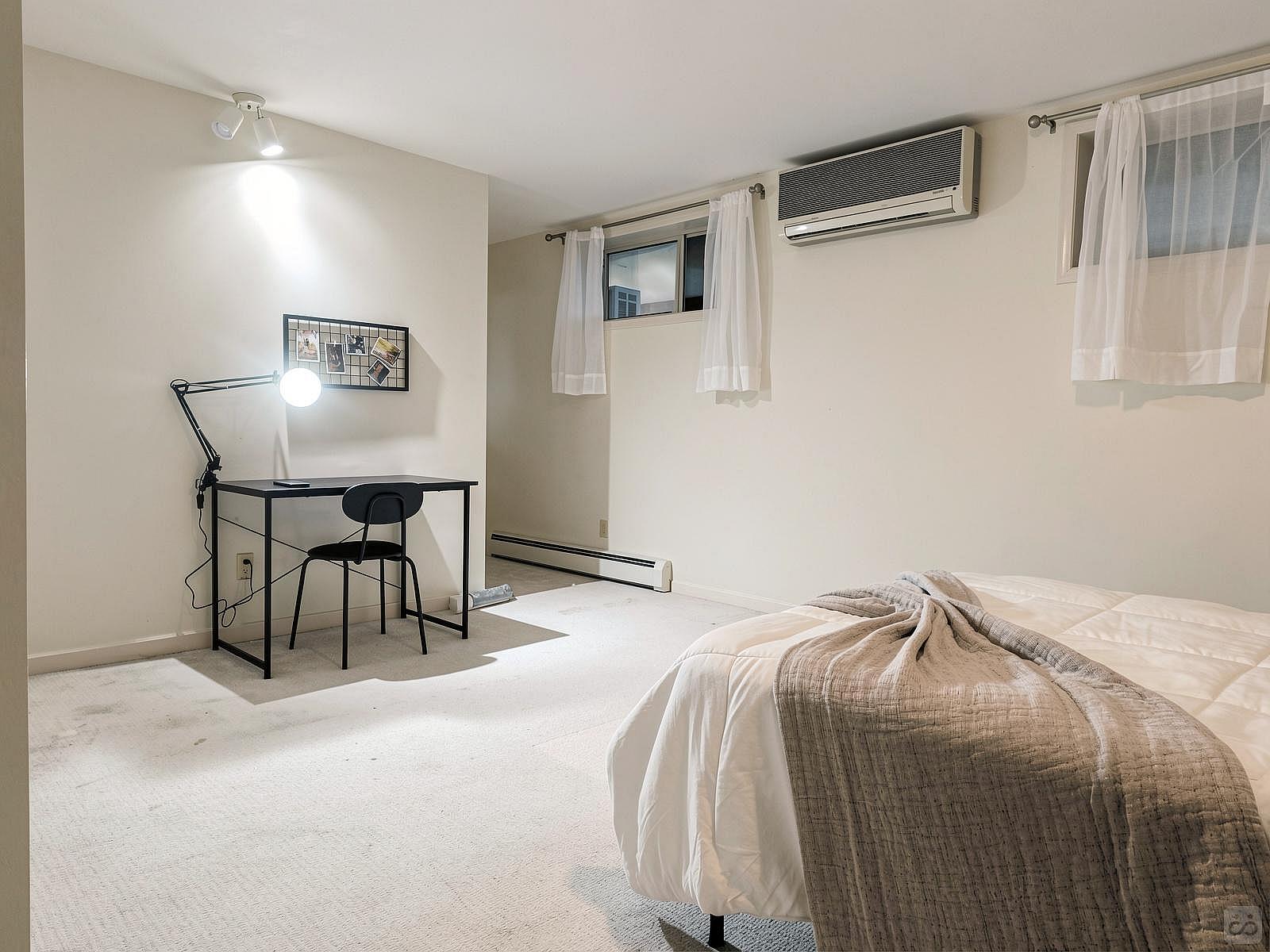Standard Room - Vibrant Co-Living Community one a Mile Away from Oakridge Centre Mall House - Gallery - 33