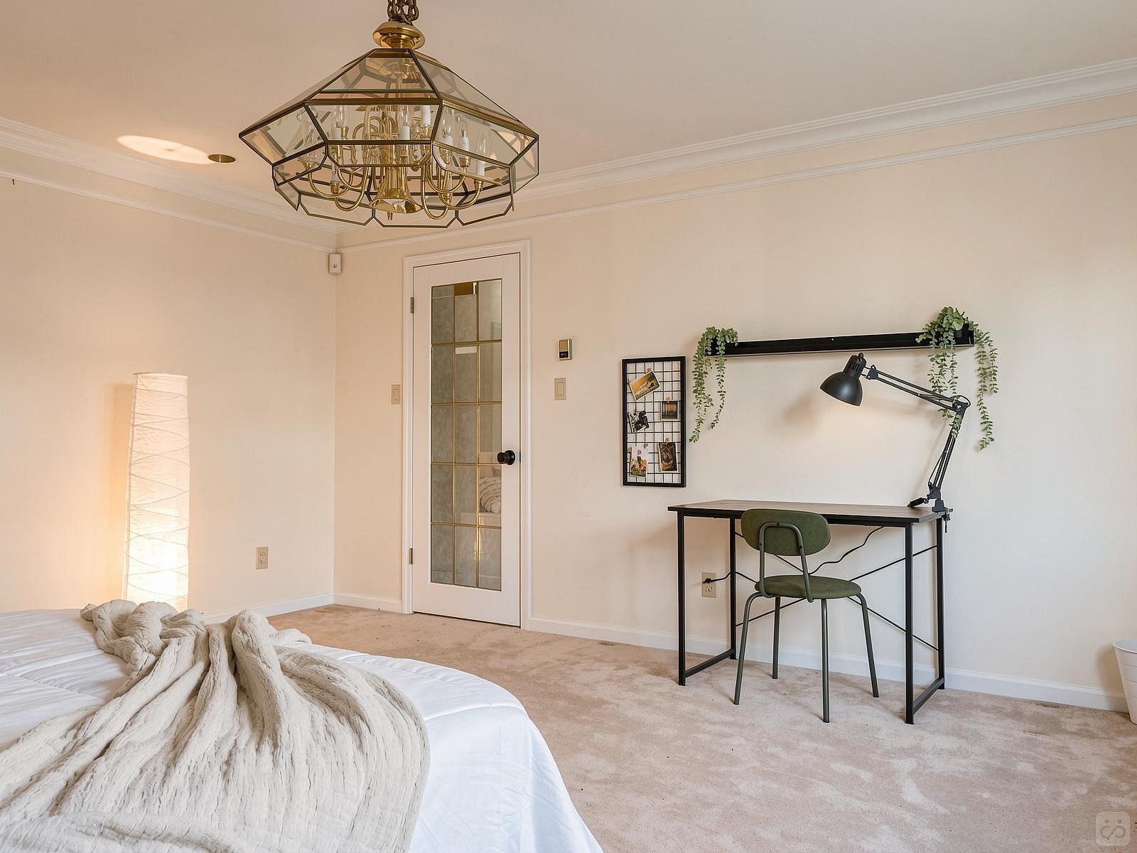 Standard Room - Vibrant Co-Living Community one a Mile Away from Oakridge Centre Mall House - Gallery - 34