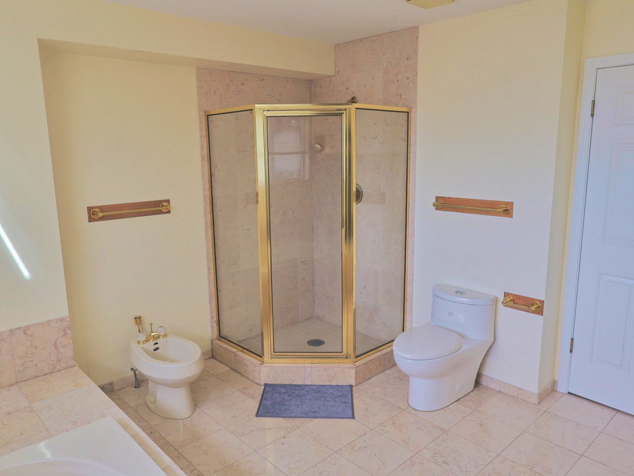 Master Bedroom - Vibrant Co-Living Community one a Mile Away from Oakridge Centre Mall House - Gallery - 5