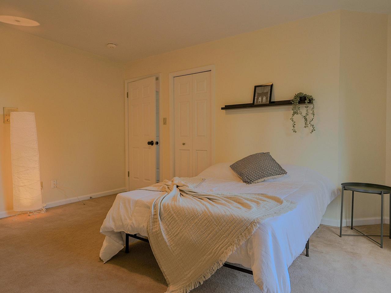 Master Bedroom - Vibrant Co-Living Community one a Mile Away from Oakridge Centre Mall House - Gallery - 17