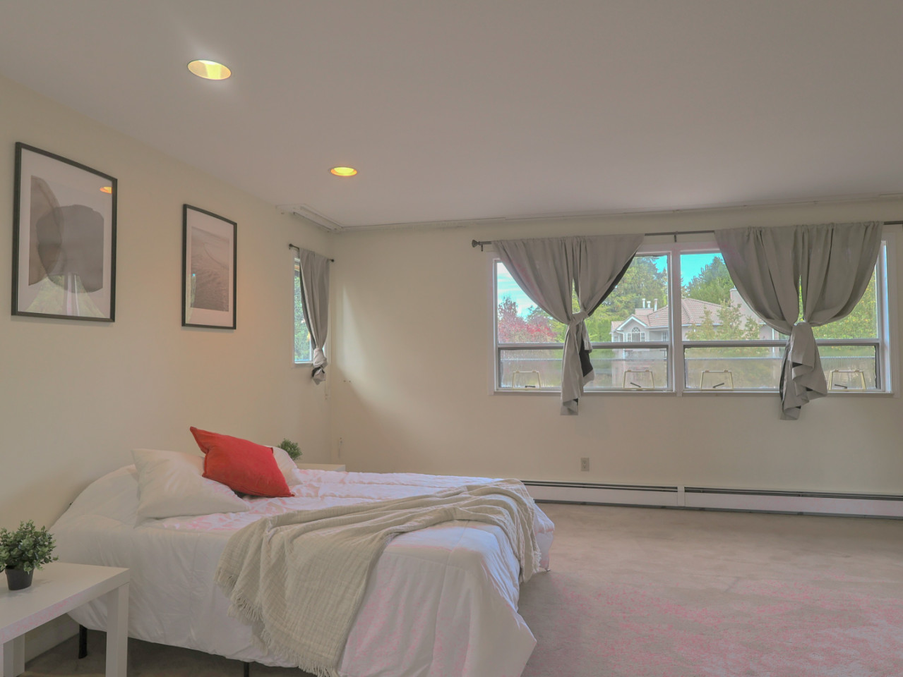 Master Bedroom - Vibrant Co-Living Community House one a Mile Away from Oakridge Centre Mall - Gallery - 15