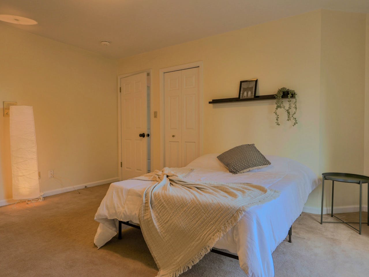 Master Bedroom - Vibrant Co-Living Community one a Mile Away from Oakridge Centre Mall House - Gallery - 1