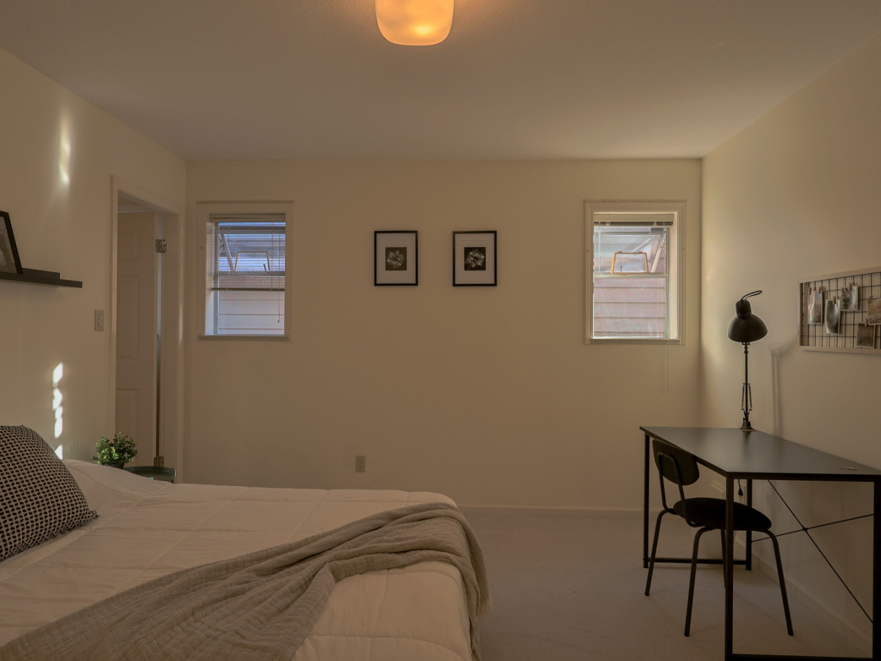 Master Bedroom - Vibrant Co-Living Community one a Mile Away from Oakridge Centre Mall House - Gallery - 12