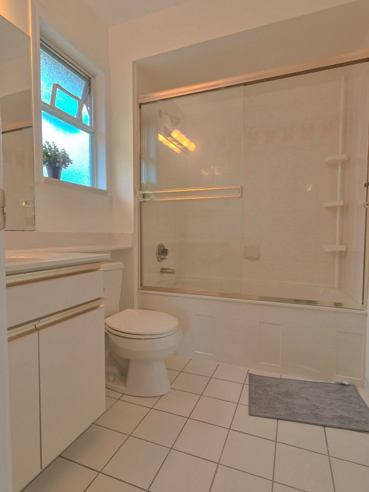 Master Bedroom - Vibrant Co-Living Community one a Mile Away from Oakridge Centre Mall House - Gallery - 3