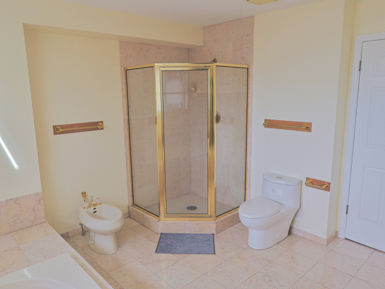Master Bedroom - Vibrant Co-Living Community one a Mile Away from Oakridge Centre Mall House - Gallery - 13