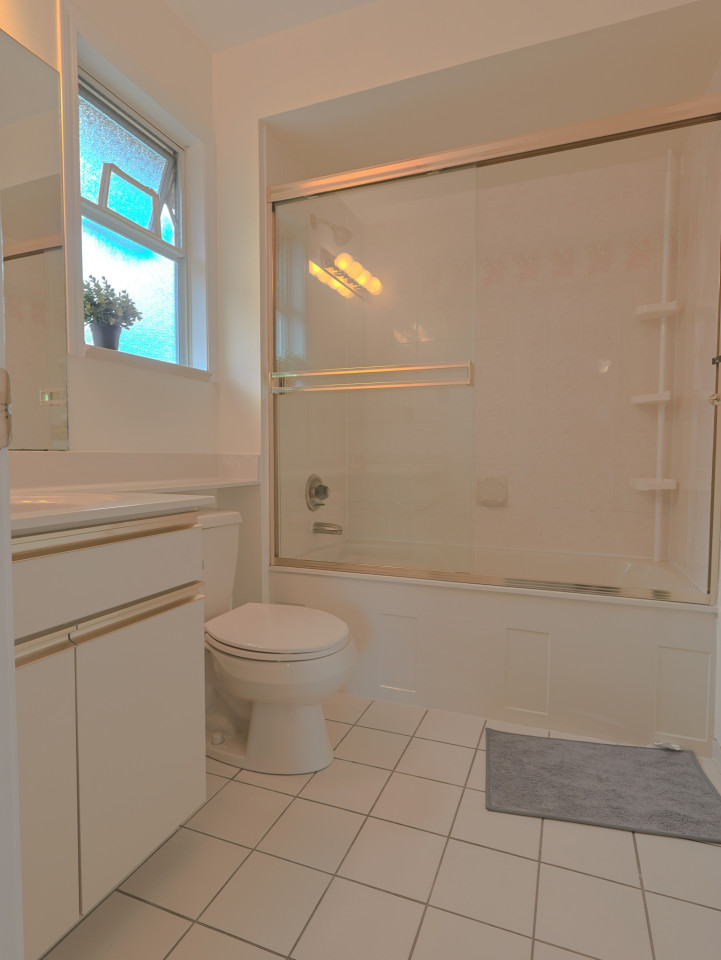 Master Bedroom - Vibrant Co-Living Community one a Mile Away from Oakridge Centre Mall House - Gallery - 11