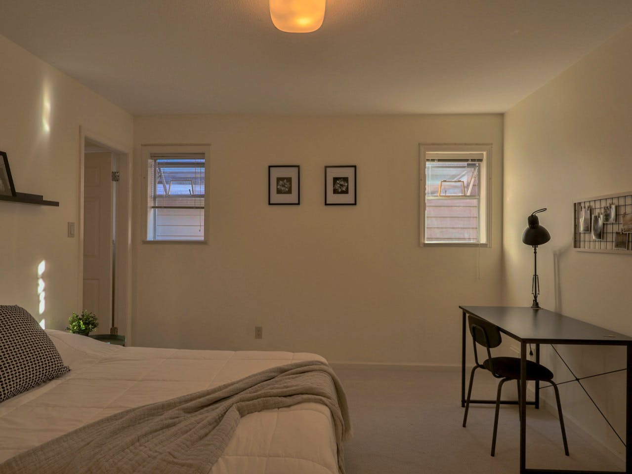 Master Bedroom - Vibrant Co-Living Community House one a Mile Away from Oakridge Centre Mall - Gallery - 4