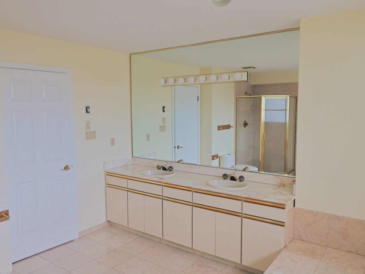  Master Bedroom  -  Vibrant Co-Living Community House one a Mile Away from Oakridge Centre Mall  - Gallery -  14