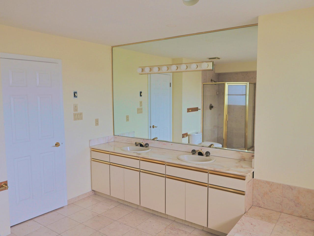Master Bedroom - Vibrant Co-Living Community one a Mile Away from Oakridge Centre Mall House - Gallery - 6