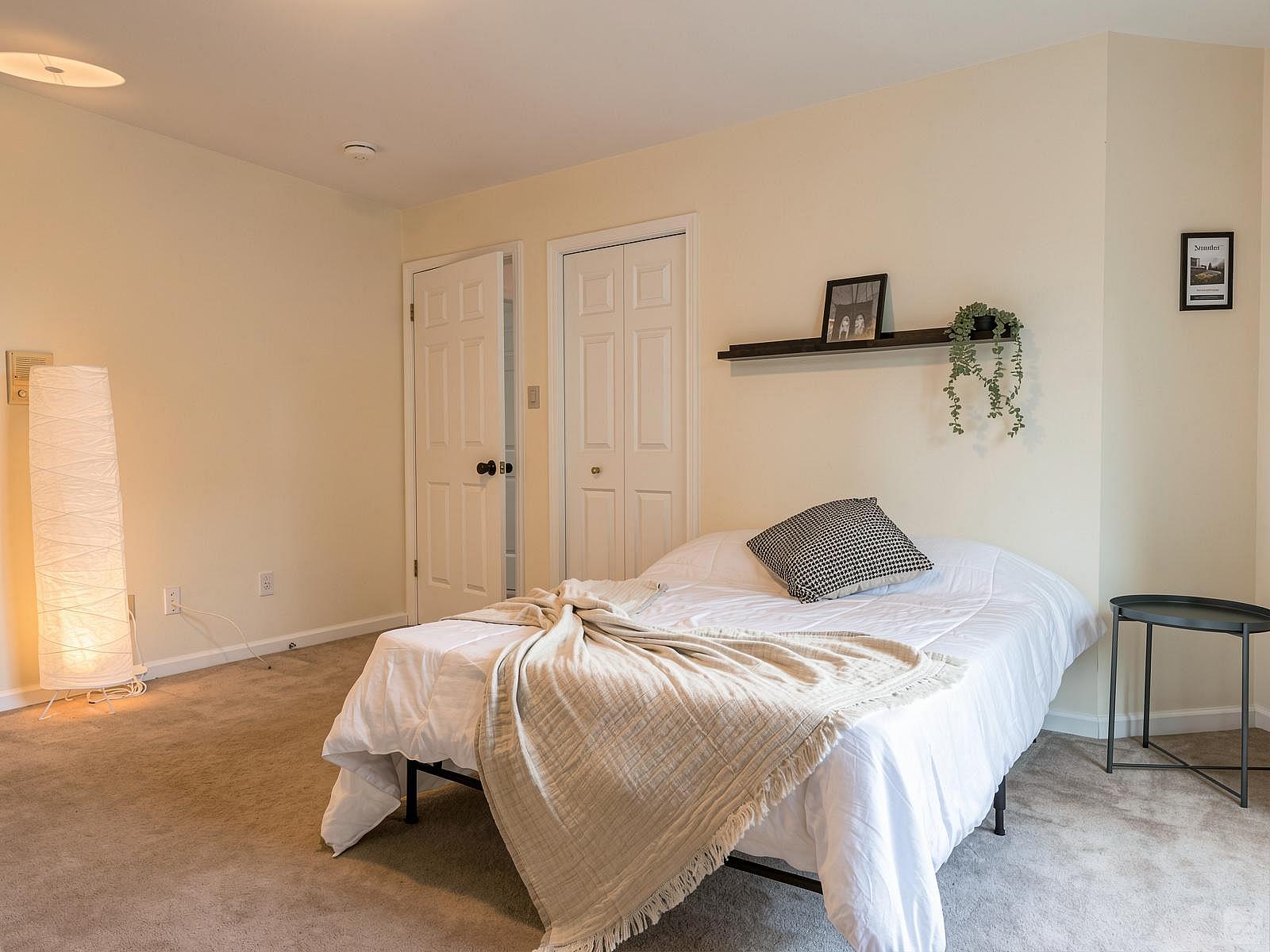 Master Bedroom - Vibrant Co-Living Community one a Mile Away from Oakridge Centre Mall House - Gallery - 33