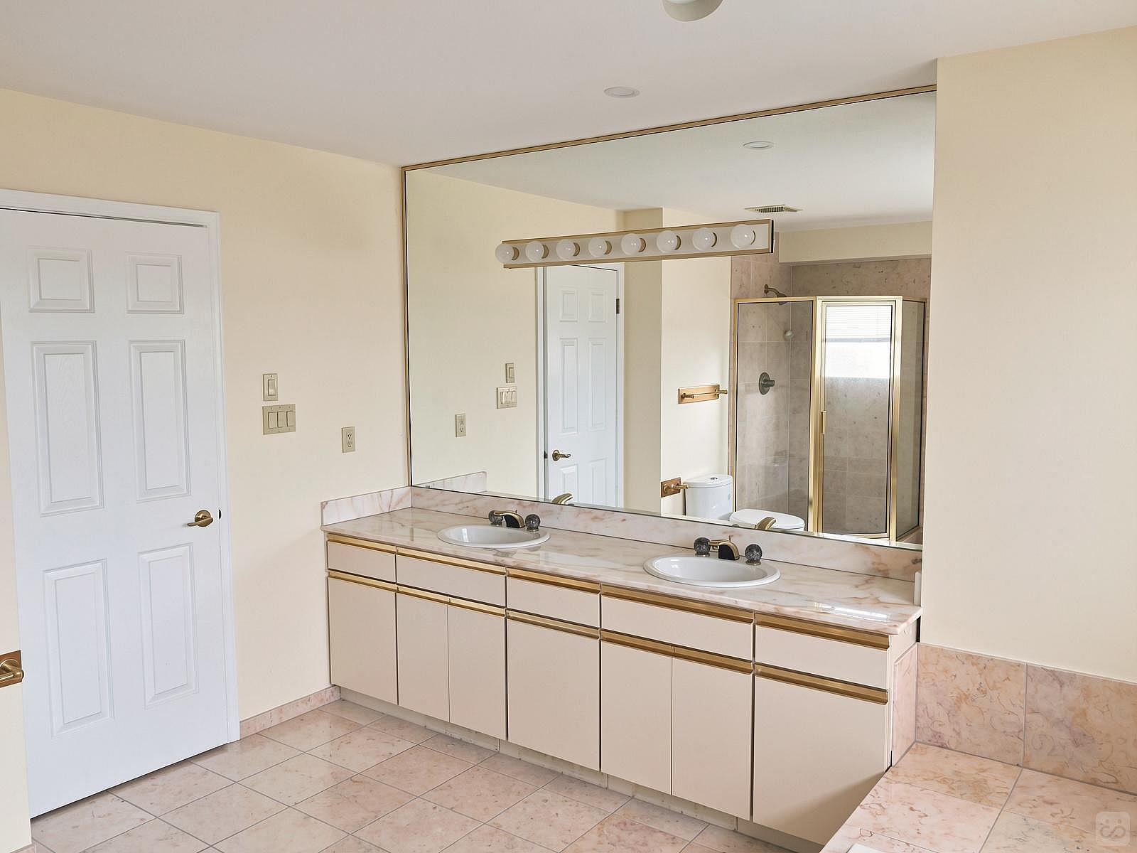 Master Bedroom - Vibrant Co-Living Community one a Mile Away from Oakridge Centre Mall House - Gallery - 38