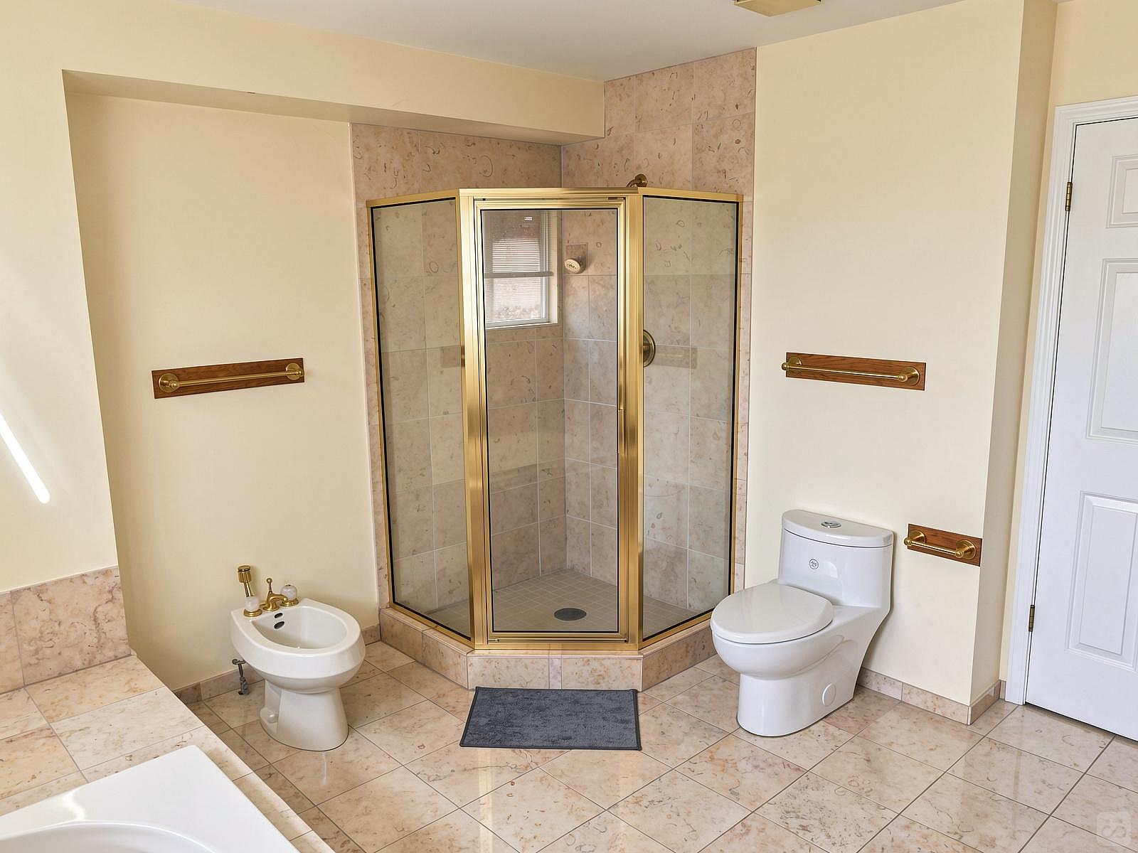 Master Bedroom - Vibrant Co-Living Community one a Mile Away from Oakridge Centre Mall House - Gallery - 37