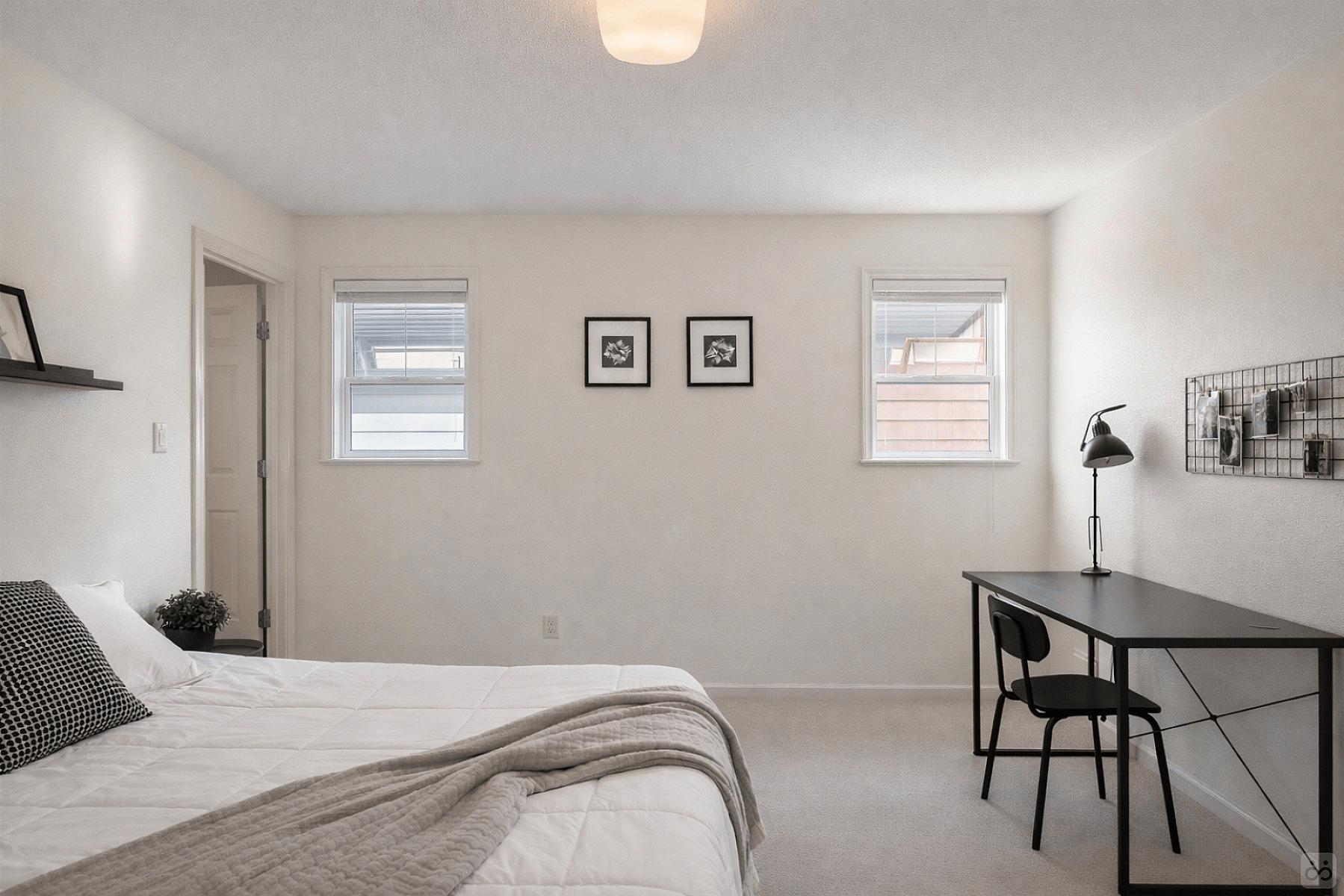 Master Bedroom - Vibrant Co-Living Community one a Mile Away from Oakridge Centre Mall House - Gallery - 36