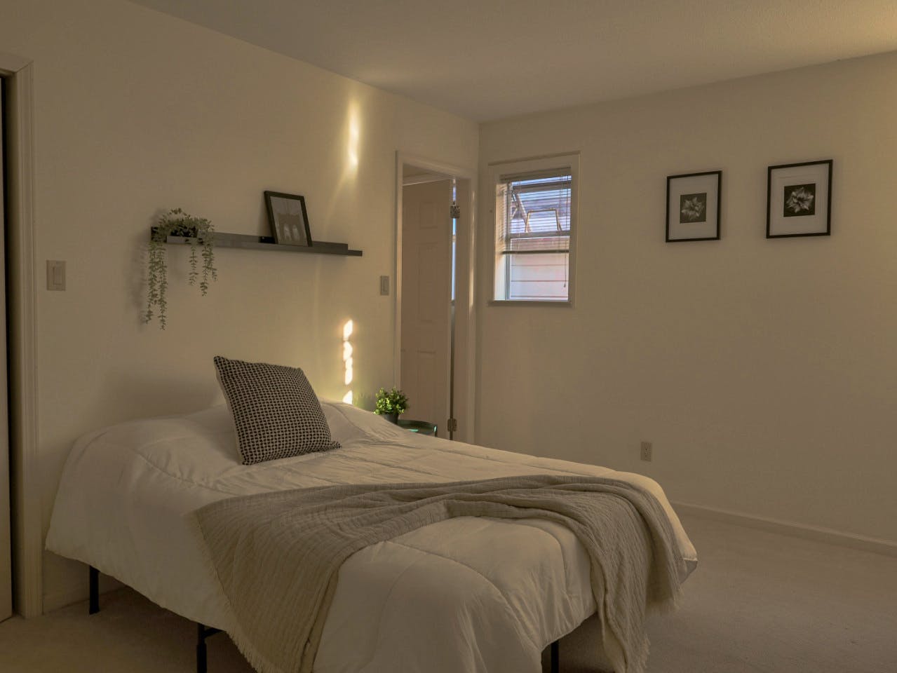 Master Bedroom - Vibrant Co-Living Community one a Mile Away from Oakridge Centre Mall House - Gallery - 2
