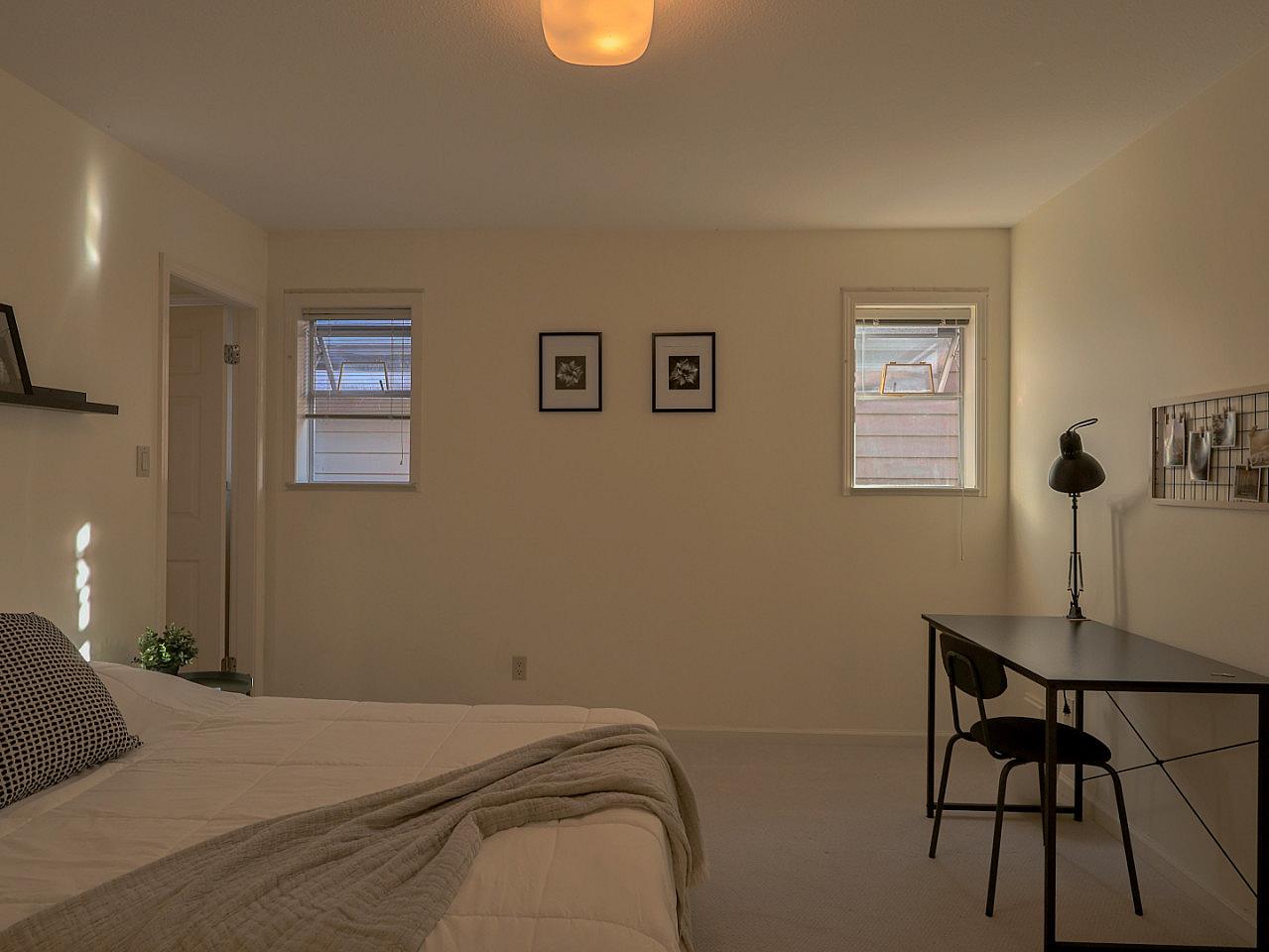 Master Bedroom - Vibrant Co-Living Community one a Mile Away from Oakridge Centre Mall House - Gallery - 20
