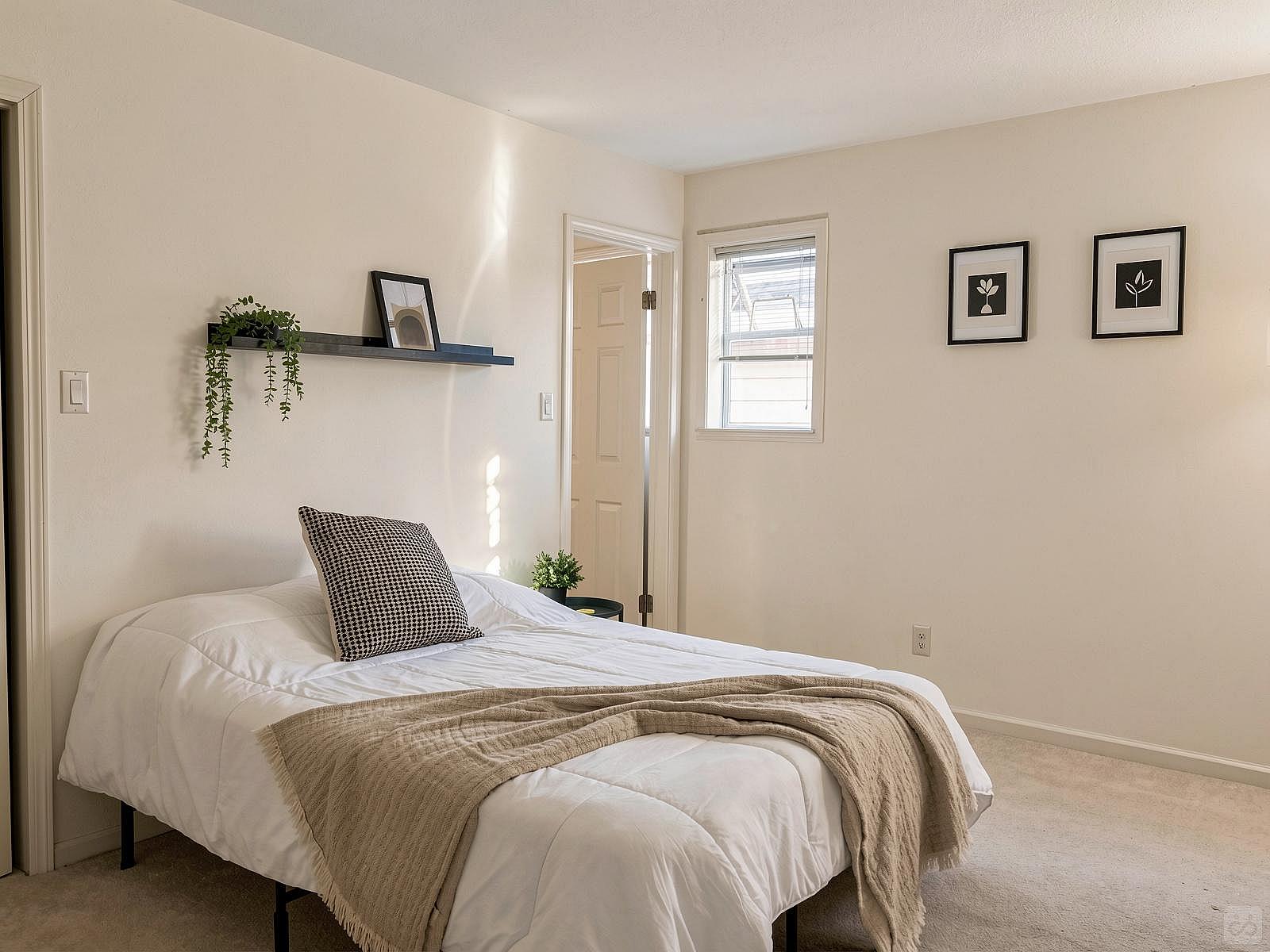 Master Bedroom - Vibrant Co-Living Community one a Mile Away from Oakridge Centre Mall House - Gallery - 34