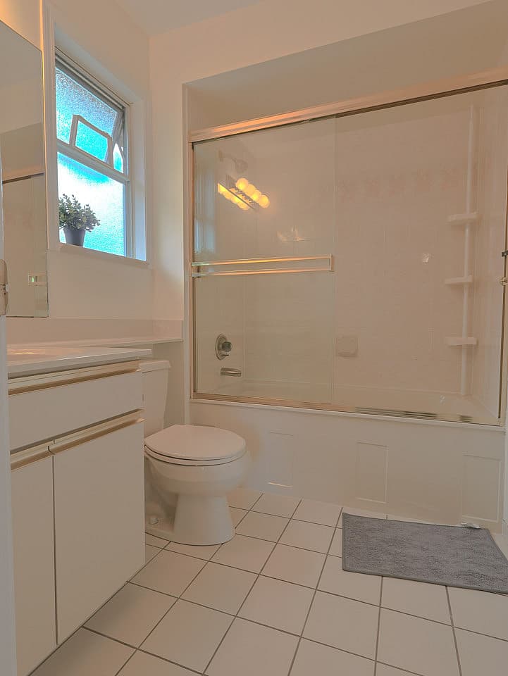 Master Bedroom - Vibrant Co-Living Community one a Mile Away from Oakridge Centre Mall House - Gallery - 27