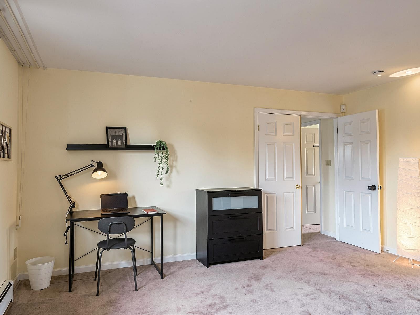 Master Bedroom - Vibrant Co-Living Community one a Mile Away from Oakridge Centre Mall House - Gallery - 40