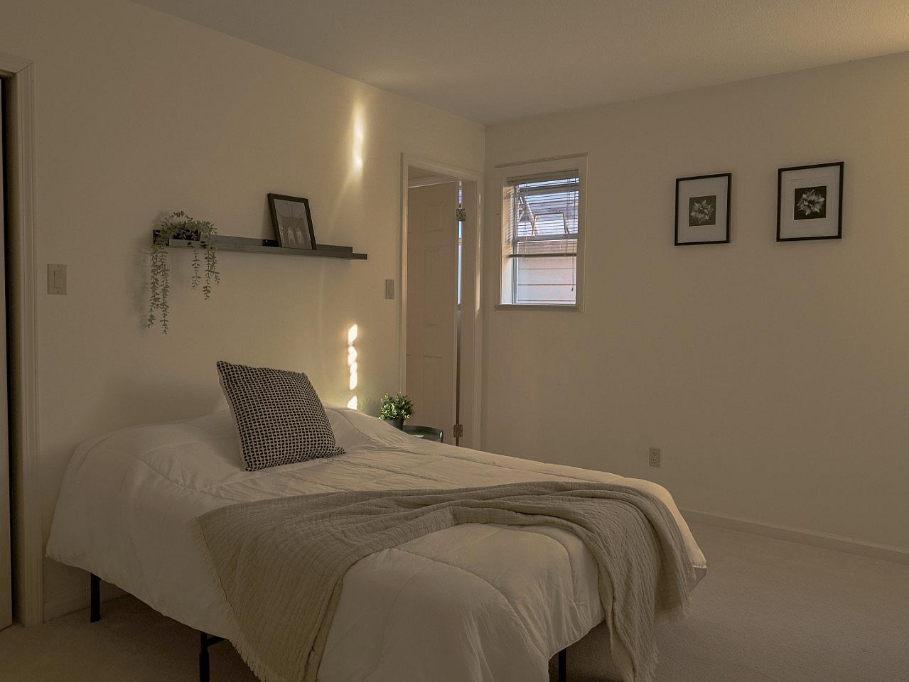 Master Bedroom - Vibrant Co-Living Community House one a Mile Away from Oakridge Centre Mall - Gallery - 18