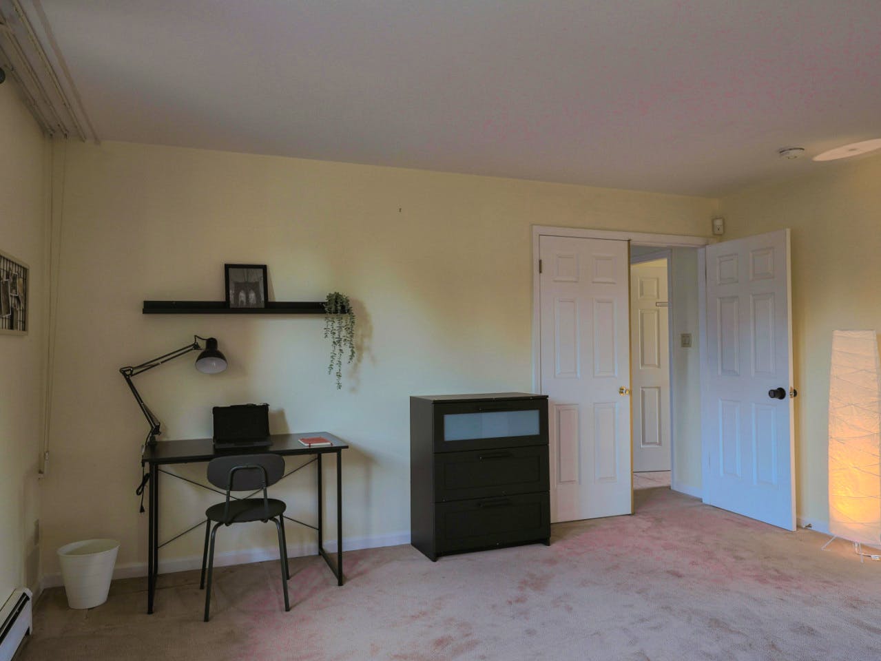 Master Bedroom - Vibrant Co-Living Community one a Mile Away from Oakridge Centre Mall House - Gallery - 8