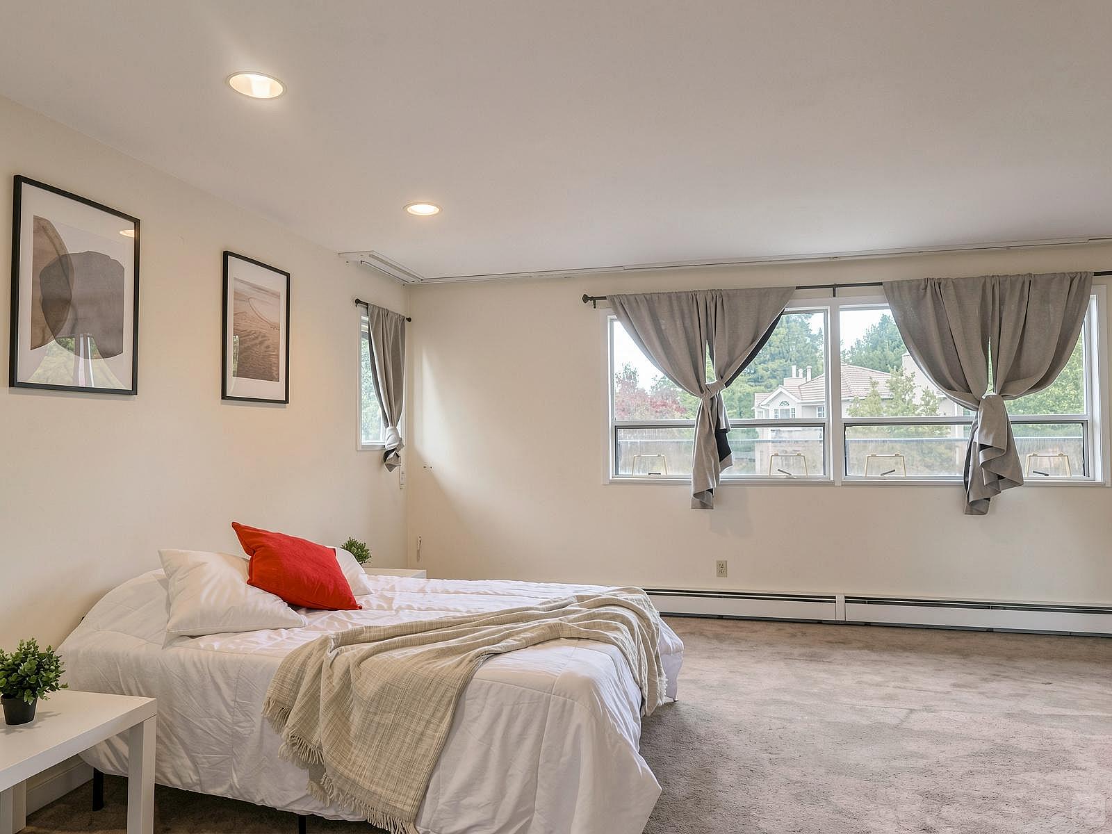 Master Bedroom - Vibrant Co-Living Community House one a Mile Away from Oakridge Centre Mall - Gallery - 39