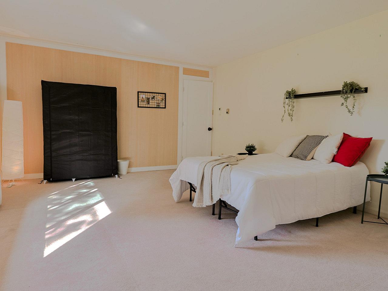 Flex Room - Vibrant Co-Living Community one a Mile Away from Oakridge Centre Mall House - Gallery - 16