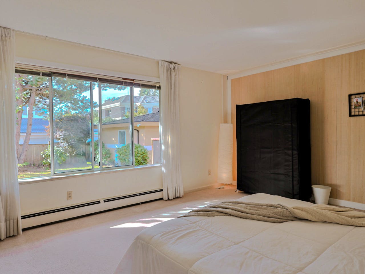 Flex Room - Vibrant Co-Living Community one a Mile Away from Oakridge Centre Mall House - Gallery - 6