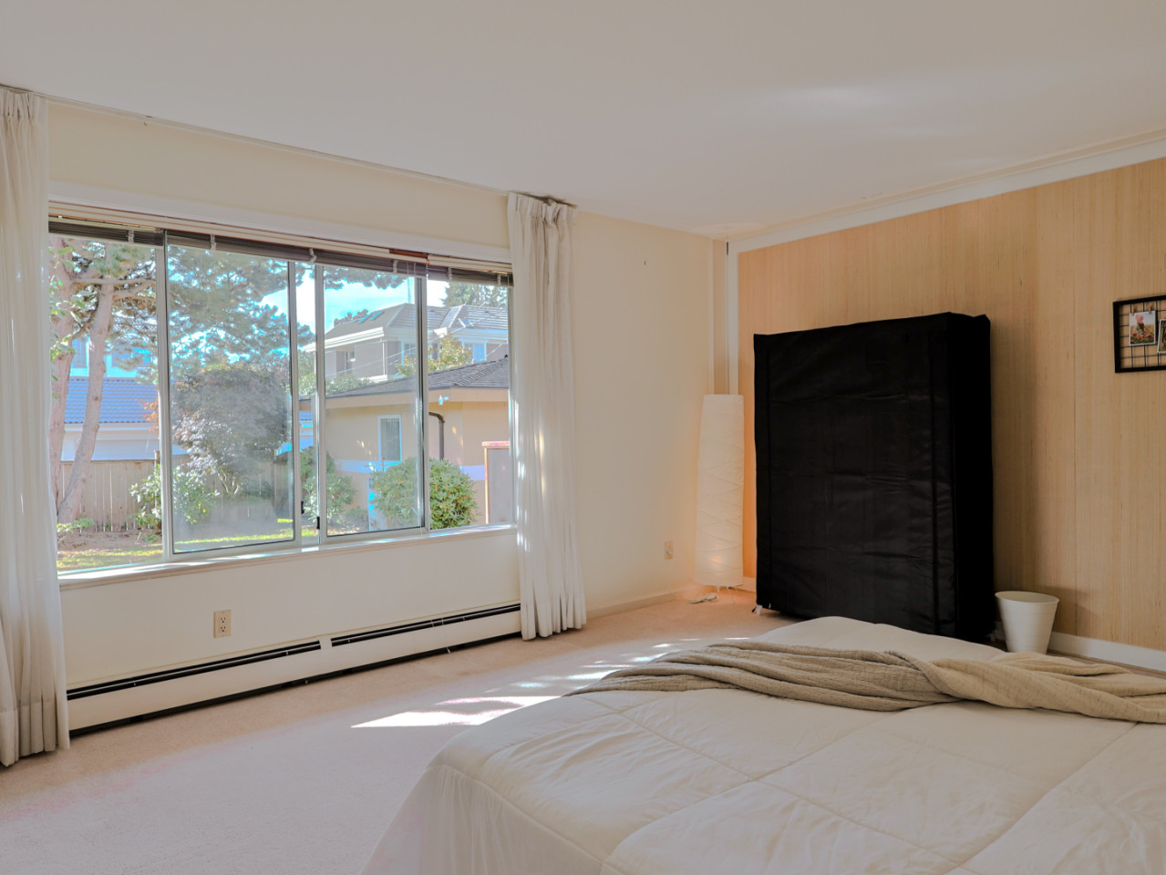 Flex Room - Vibrant Co-Living Community one a Mile Away from Oakridge Centre Mall House - Gallery - 12